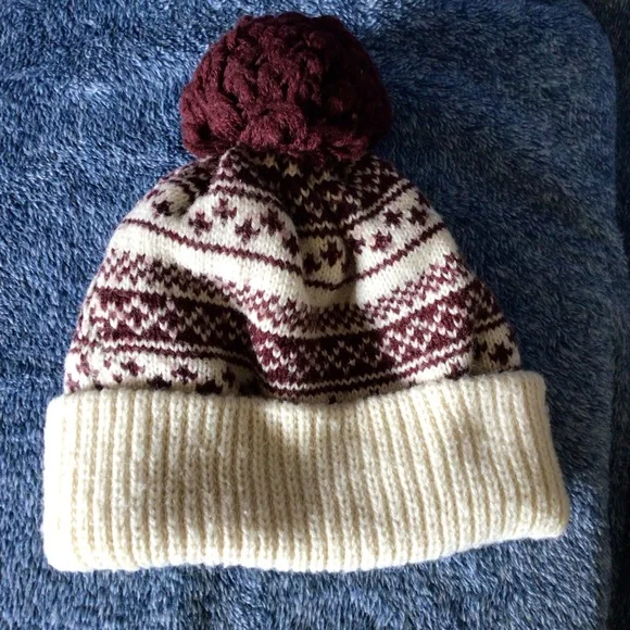 Etienne Aigner winter hat with Pom Pom - Picture 2 of 7